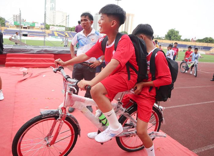 Các cầu thủ nhí của đội Quế Phong vui sướng khi nhận được phần quà là chiếc xe đạp. Ảnh: T.P