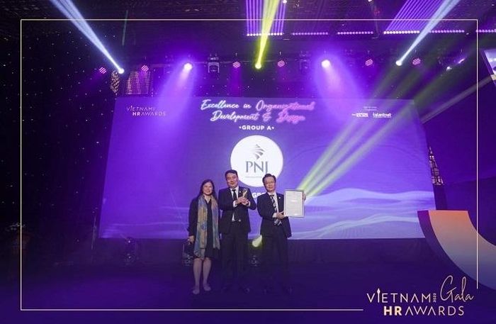Năm 2022, trên cương vị là Giám đốc cao cấp – Nguồn nhân lực của PNJ Group, ông Nguyễn Anh Hùng đã dẫn dắt PNJ trở thành doanh nghiệp Việt Nam duy nhất xuất sắc đoạt 3 trên 5 giải thưởng uy tín của VNHR Awards (Ảnh: VNHR)