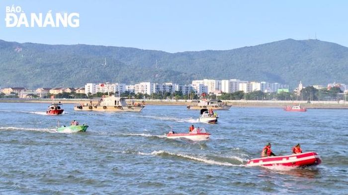 Tàu, xuồng của BĐBP thành phố Đà Nẵng thực hiện nhiệm vụ trên sông Hàn.