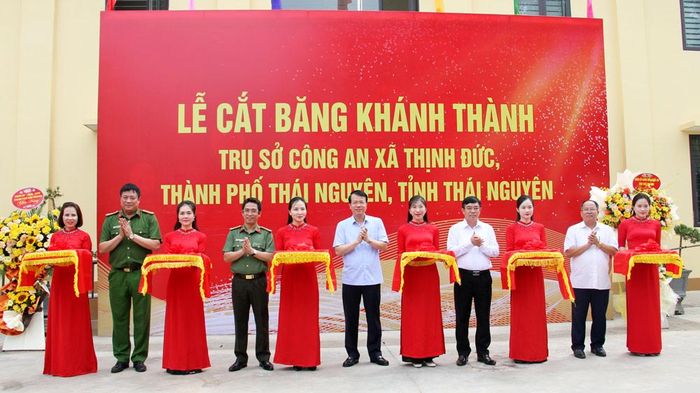 Các đại biểu cắt băng khánh thành trụ sở Công an xã Thịnh Đức.