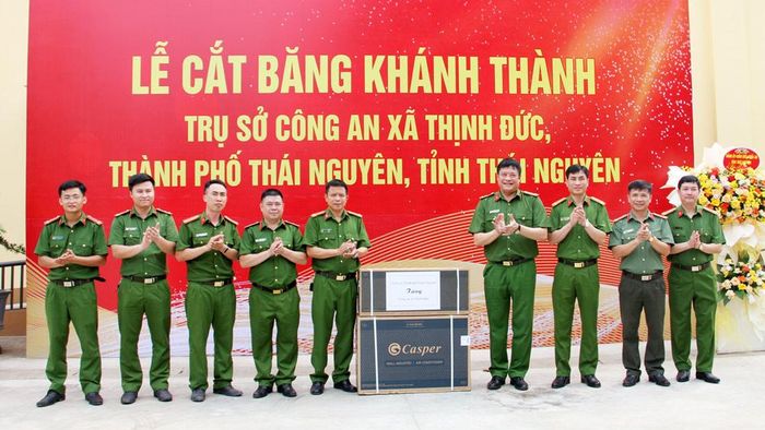 Lãnh đạo Công an TP. Thái Nguyên tặng quà cán bộ, chiến sĩ Công an xã Thịnh Đức.