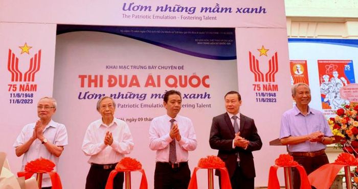 Cắt băng khai mạc triển lãm