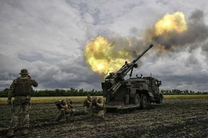 Binh sĩ Ukraine khai hỏa pháo trong xung đột với Nga. Ảnh: GettyImages
