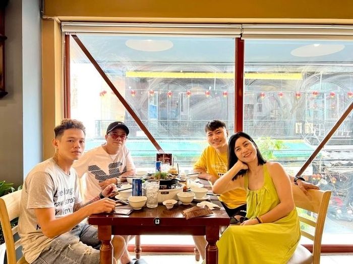 Nữ diễn viên dành thời gian ở cùng bạn bè, đồng nghiệp để tận hưởng cuộc sống.