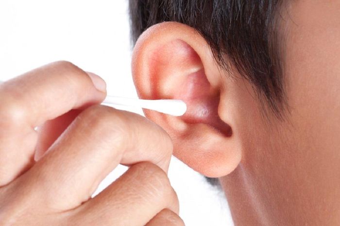 Thói quen ngoáy tai, gây xước da ống tai sẽ dễ bị viêm nhiễm dẫn đến nhọt ống tai.