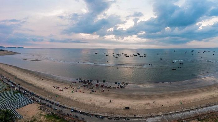 Chủ tịch UBND xã Cảnh Dương Đồng Vinh Quang cho hay, hiện nay toàn xã có gần 650 tàu cá với khoảng 3.000 người sinh sống bằng nghề biển. Từ đầu năm đến nay, thời tiết thuận lợi, tàu thuyền ra khơi trúng lớn, chợ cá Cảnh Dương cũng trở nên tấp nập, thúc đẩy phát triển kinh tế địa phương.