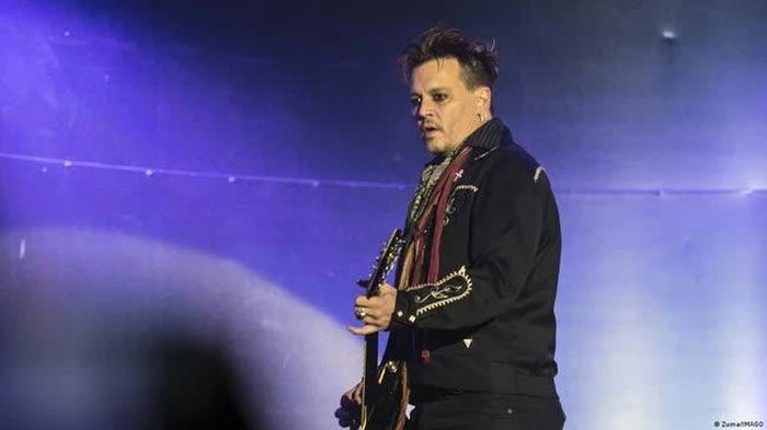 Depp đã khơi lại tình yêu với nhạc rock trong những năm gần đây