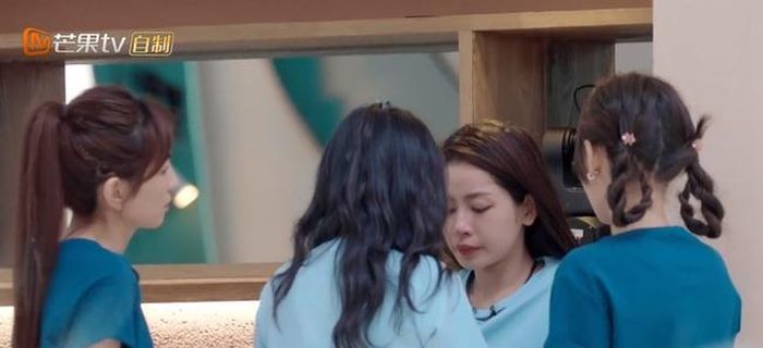 Cô nhận được sự động viên từ các tỷ tỷ trong chương trình