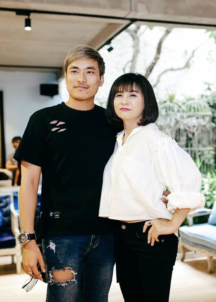 Sau khi chia tay Thái Hòa, Cát Phượng đến với Kiều Minh Tuấn. Nam diễn viên này kém cô đến 18 tuổi. Kiều Minh Tuấn không ngại khoảng cách tuổi tác hay việc Cát Phượng qua một lần đò và có một cậu con trai riêng. Ảnh: Vietnamnet.