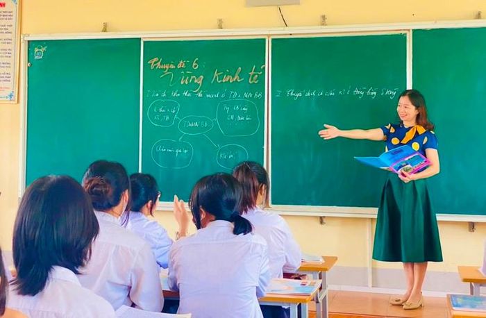 Cô Đào Thị Diệp trong giờ Địa lí.