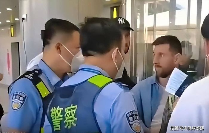 Messi nói chuyện với nhân viên an ninh tại Bắc Kinh về vấn đề hộ chiếu