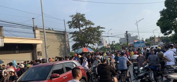 Rất đông người dân theo dõi 