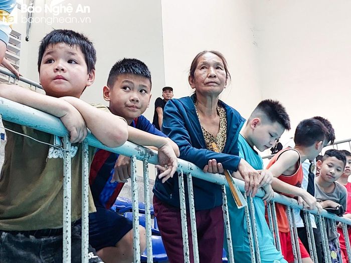 Bà nội của cầu thủ Phan Văn Nhật Long (Nhi đồng Nam Đàn). Ảnh: Thanh Phúc