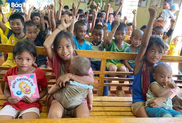 Các em nhỏ đồng bào dân tộc Đan Lai hào hứng tham gia sinh hoạt hè và các hoạt động tuyên truyền nhằm trang bị các kiến thức về phòng chống đuối nước, tai nạn thương tích. Ảnh: Huyện đoàn Con Cuông