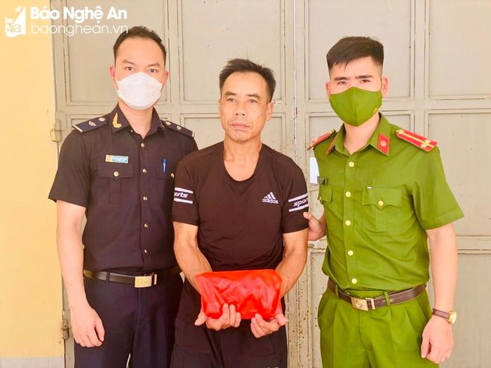  Đối tượng Kha Văn Bún tại Cơ quan Công an huyện Kỳ Sơn. Ảnh: Phạm Thủy 