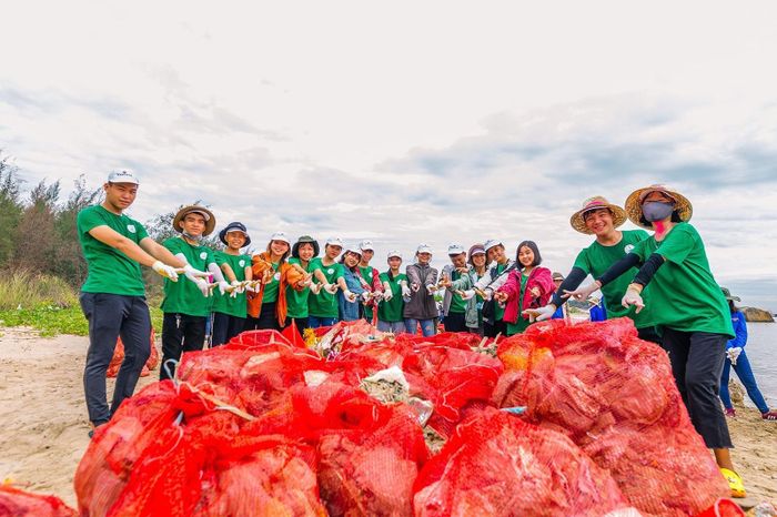 Nhóm dự án “Tử tế với Sa Cần” thu gom rác thải nhựa ở cửa biển Sa Cần, xã Bình Thạnh, Bình Sơn, Quảng Ngãi.