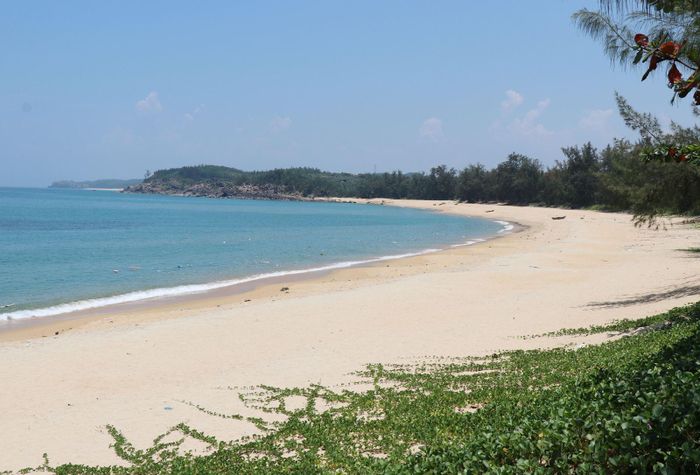 Biển Sa Huỳnh, thị xã Đức Phổ (Quảng Ngãi) với làn nước trong xanh, cát trắng không rác thải nhựa là điều kiện thuận lợi để Quảng Ngãi thu hút khách du lịch.