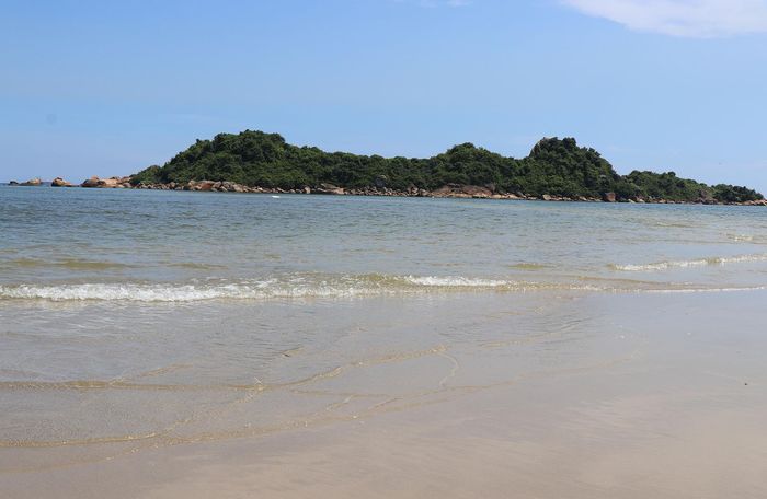 Cửa biển Sa Cần, huyện Bình Sơn (Quảng Ngãi) được hồi sinh với làn nước trong xanh, bờ cát dài mịn màng không rác thải nhựa (chụp ngày 26/5/2023).