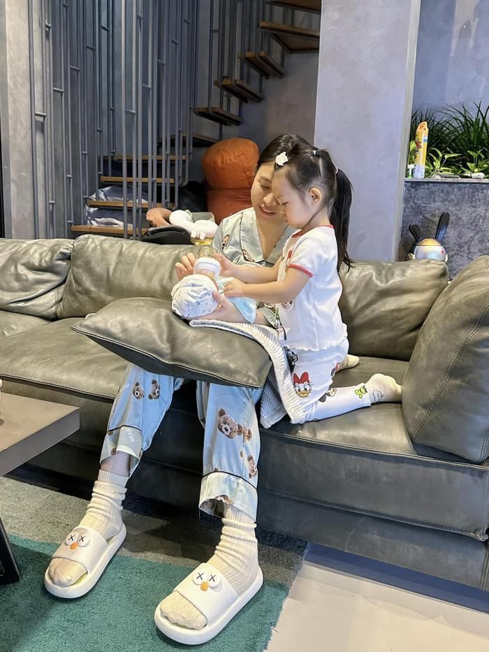 Mới chỉ 3 tuổi, thế nhưng bé Suchin đã phụ giúp mẹ chăm em trai mới chào đời