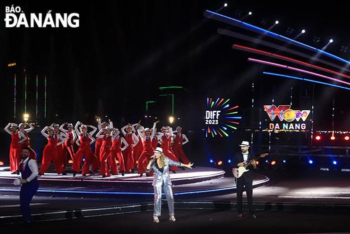 Chương trình nghệ thuật đêm thứ hai có sự tham gia biểu diễn của các nghệ sĩ quốc tế với những bản tình ca ngọt ngào về tình yêu. Ảnh: X.D