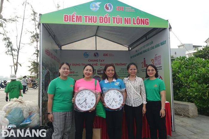 Đại diện Tổ chức iDE tặng các phần quà có giá trị cho các phụ nữ thu gom được nhiều ni lông. Ảnh: HOÀNG HIỆP