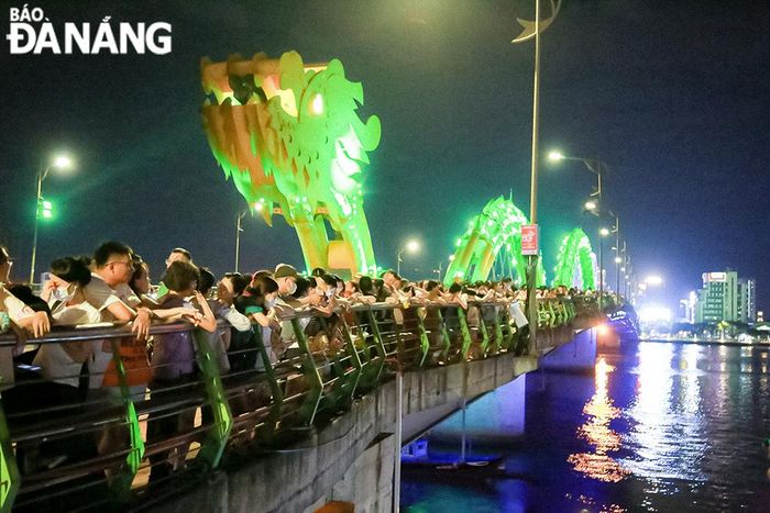 Nhiều người dân và du khách xem pháo hoa trên cầu Rồng.