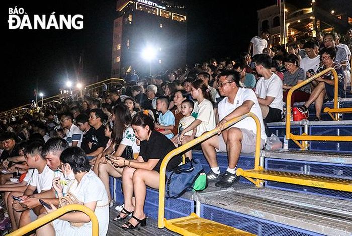 Khu vực các khán đài đã sớm kín khách xem trình diễn pháo hoa.