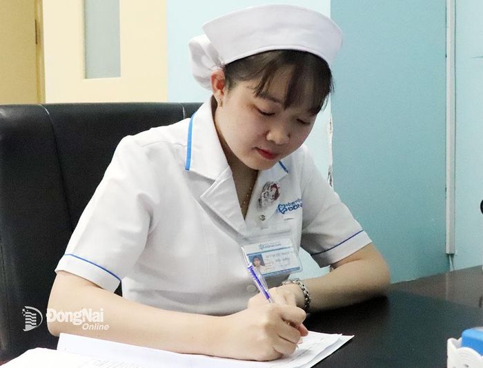 Chị Huỳnh Thị Thanh Nhi trong giờ làm việc