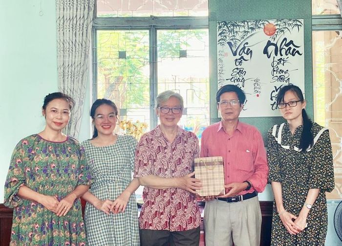 Độc giả tặng sách để góp phần phát triển phòng đọc “Khát vọng hòa bình” - Ảnh: T.L