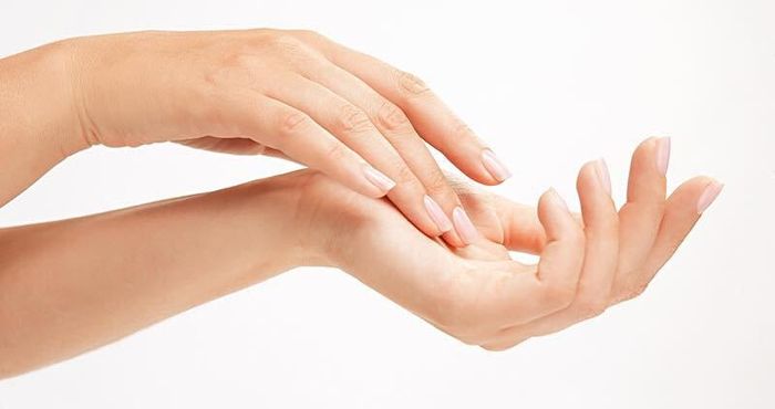 Khi có đôi tay đẹp sẽ giúp bạn tự tin hơn.