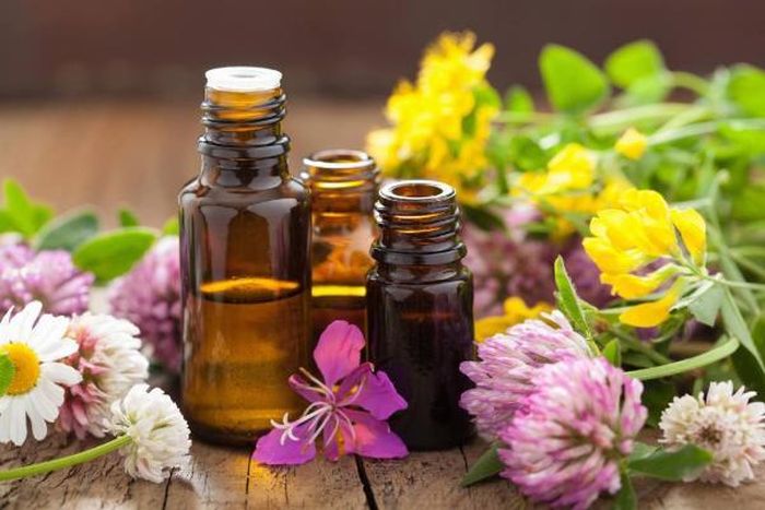 Một số tinh dầu có đặc tính kháng khuẩn có thể giúp cải thiện tình trạng viêm nang lông.
