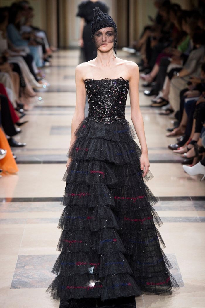 Tại sự kiện lần này, Thư Kỳ diện đầm nằm trong bộ sưu tập haute couture Thu 2017 từ nhà mốt Armani Privé. Không chỉ mẫu váy được Thư Kỳ mặc, các thiết kế trong bộ sưu tập đều tạo cảm giác sang trọng nhưng bí ẩn. Sau show diễn giới thiệu loạt trang phục, cây bút của Vogue nhận thấy các mẫu váy áo mang màu tối, ảm đạm, thỉnh thoảng lóe lên chút đỏ ruby hoặc hồng. Ảnh: sqwhat, Vogue. 