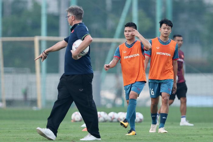  Ông Troussier nhắc Quang Hải về vị trí và cách di chuyển trên sân. 