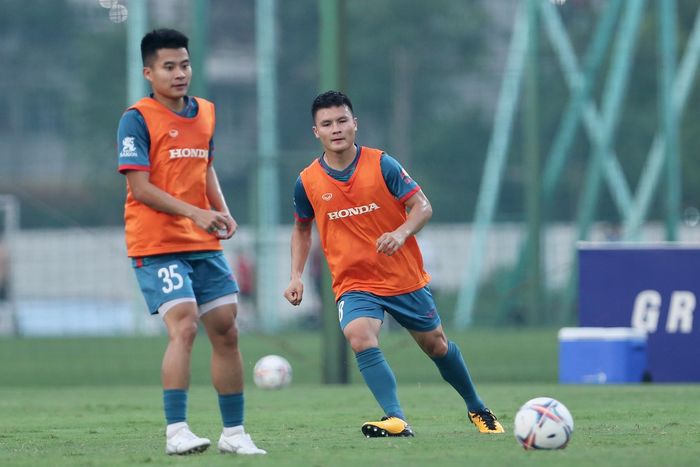  Lê Phạm Thành Long (trái), cầu thủ cùng nhóm với Quang Hải, nhanh chóng tiếp thu giáo án. 