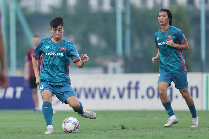  Ở phần triển khai bóng và di chuyển đội hình, tân binh Hoàng Văn Toản được xếp đá cặp cùng Nguyễn Tuấn Anh ở vị trí tiền vệ trung tâm. 