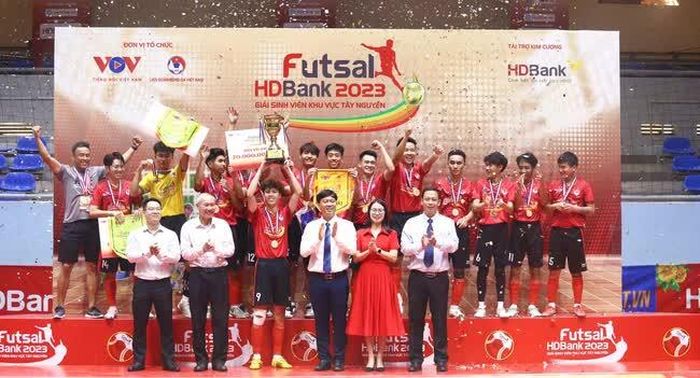 Đại học Đà Lạt ăn mừng Cúp vô địch giải đấu lần đầu tiên được tổ chức ở Tây Nguyên. Ảnh: VT