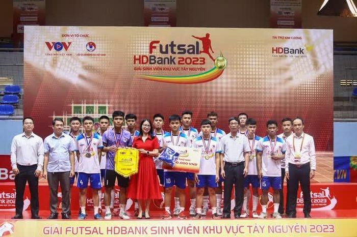 Đội chủ nhà nhận HCB. Ảnh: VT
