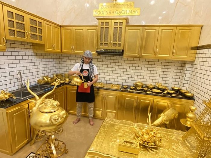 Khu bếp cũng được dát vàng lộng lẫy đến từng chi tiết. Ảnh: Facebook
