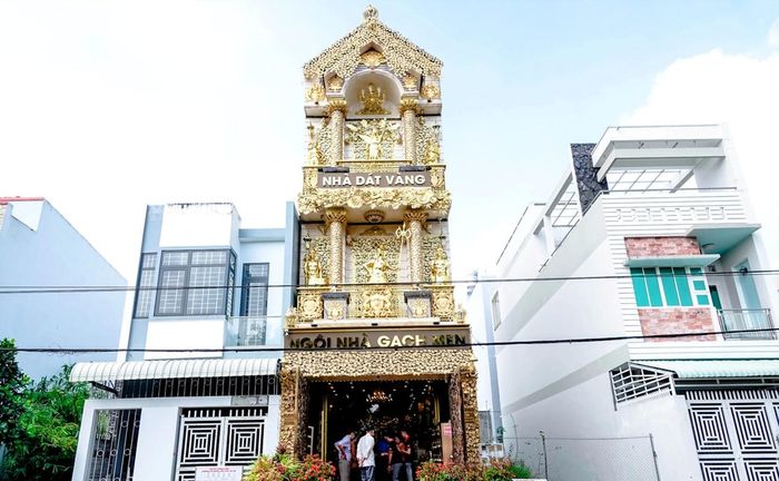 Theo tiết lộ, chủ nhân cho xây dựng ngôi nhà dát vàng nhằm tạo ra sản phẩm du lịch khác biệt, níu chân du khách mỗi khi đến Cần Thơ. Ảnh: Dân trí
