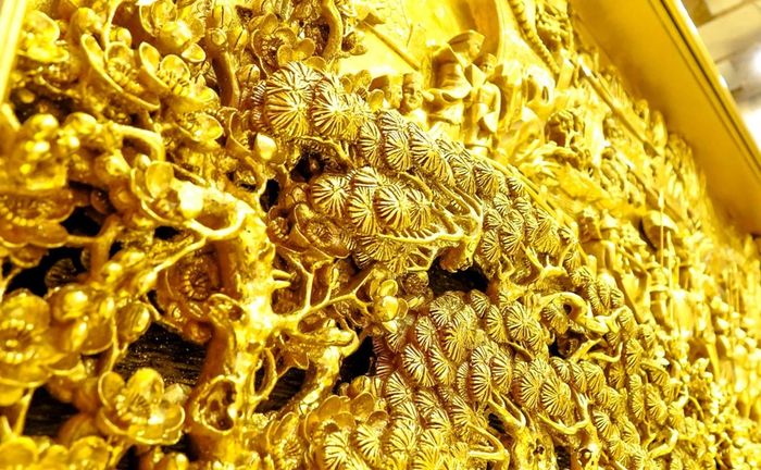 Các tác phẩm có nhiều chi tiết nhỏ nhưng vẫn được dát vàng kỳ công. Ảnh: Dân trí