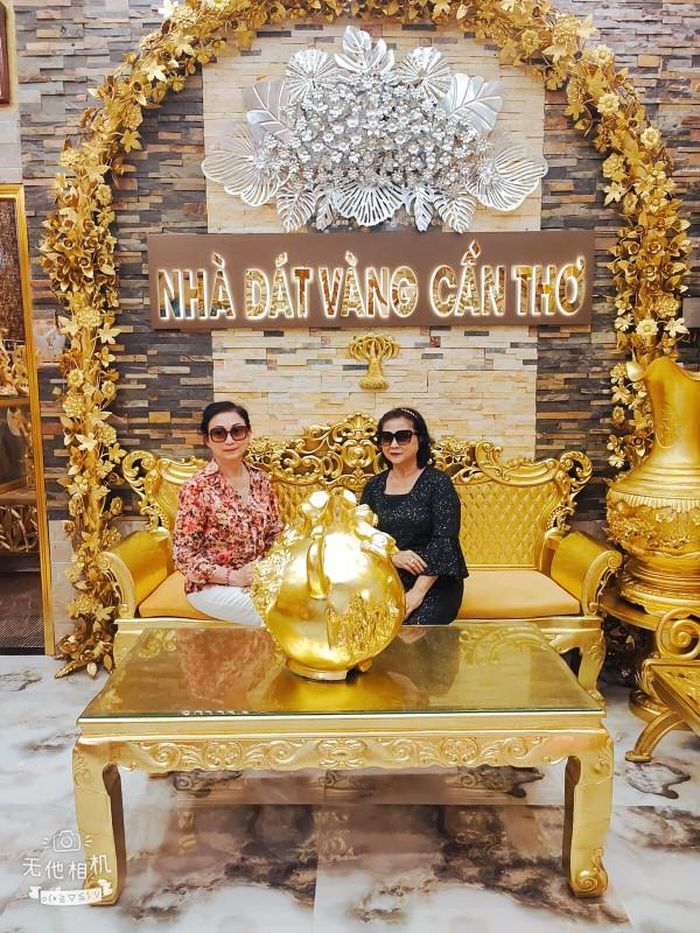 Nhà gồm 1 trệt và 2 lầu, sử dụng chất liệu gạch men màu vàng nhập từ nước ngoài về làm điểm nhấn trang trí nội thất trong nhà và đồ lưu niệm. Ảnh: Facebook