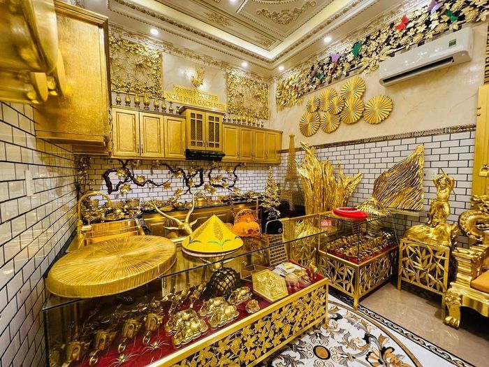 Mỗi món đồ được dát bằng lá vàng, tùy theo sản phẩm mà lá vàng được dát ở độ tuổi khác nhau. Ảnh: Facebook