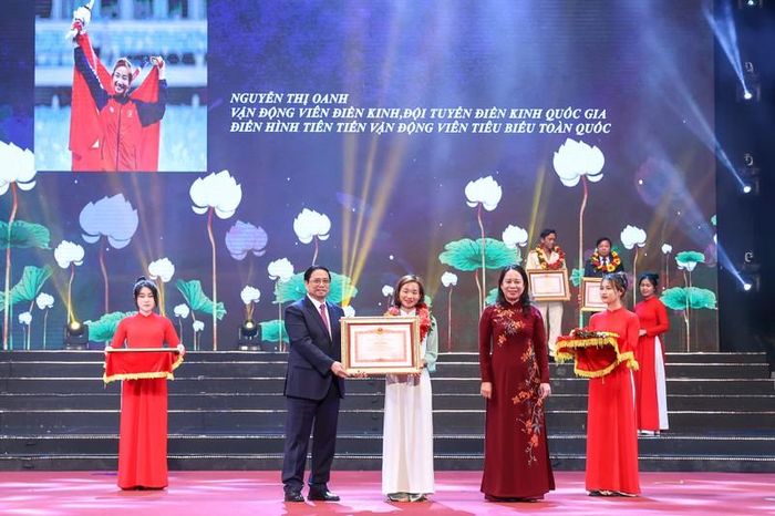  Thủ tướng Chính phủ tặng Bằng khen cho các gương điển hình tiên tiến tiêu biểu dự Hội nghị - Ảnh VGP 