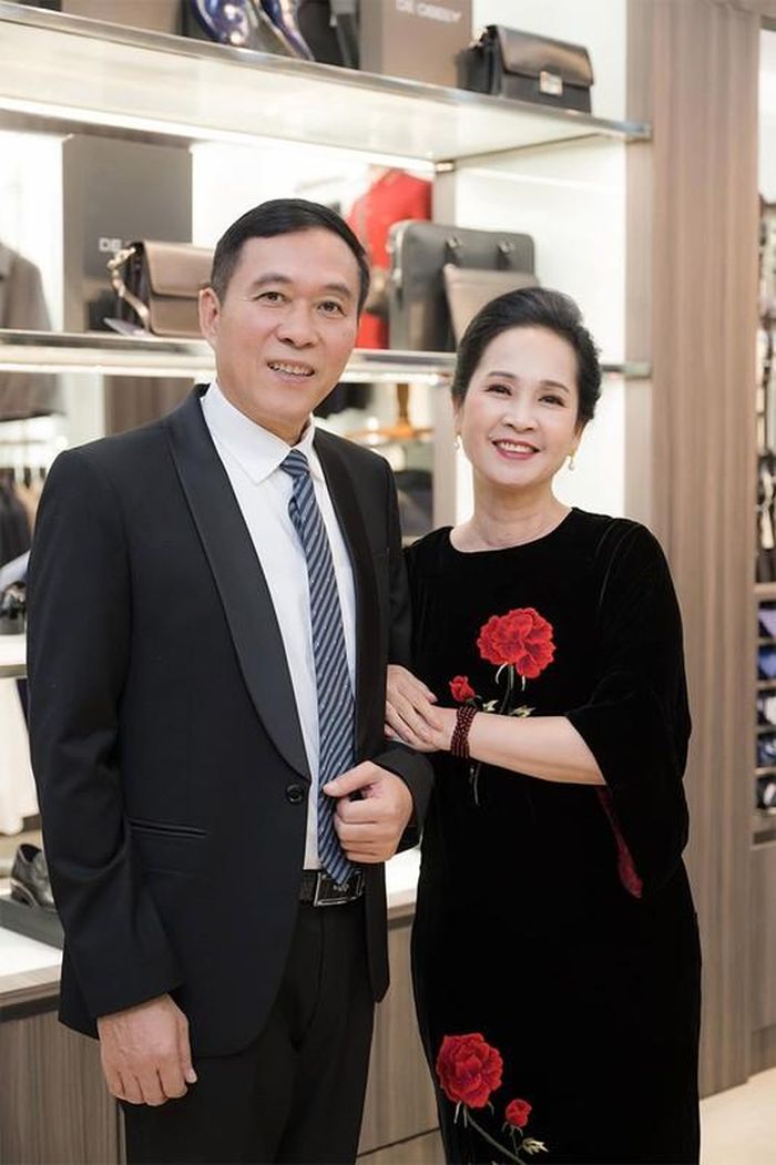 Dù không tham gia nhiều phim như vợ, nhưng nghệ sĩ Đỗ Kỷ vẫn góp mặt trong một số bộ phim ngắn. Nam nghệ sĩ gây chú ý khi đóng phim truyền hình "Nơi giấc mơ tìm về" đang phát sóng trên giờ vàng VTV.