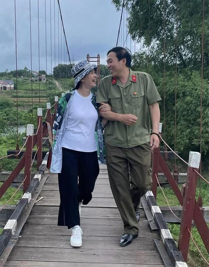 Hình ảnh nghệ sĩ Đỗ Kỷ - Lan Hương quấn quýt bên nhau nhận được sự quan tâm của công chúng khi họ chia sẻ trên trang cá nhân.