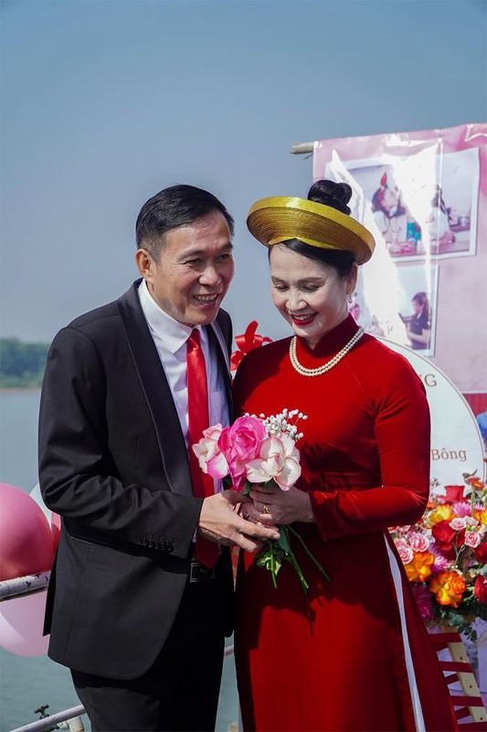 Cuối năm 2012, nghệ sĩ Đỗ Kỷ cùng vợ tổ chức lễ kỷ niệm 35 năm ngày cưới trên du thuyền với sự tham gia của đông đảo bạn bè, người thân.