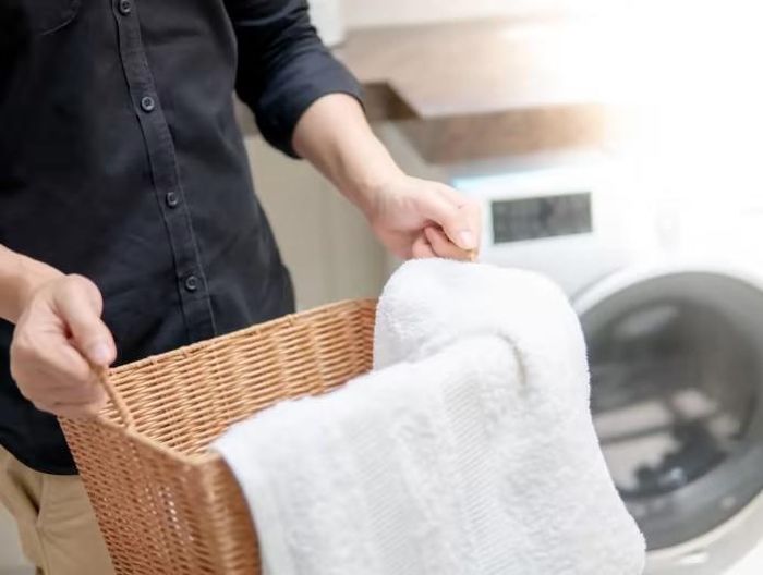 Khi được làm bố, đàn ông rất chịu khó làm việc nhà. (Ảnh: ITN).