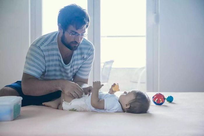 Các ông chồng nhanh chóng thành thạo việc thay tã hoặc hâm nóng bình sữa. (Ảnh: ITN).