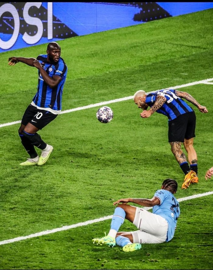Tình huống quá đen đủi của Lukaku và đồng đội