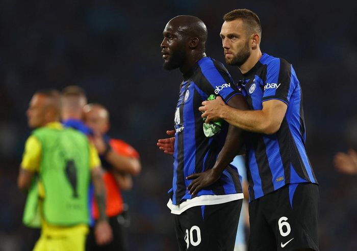 Không có được duyên ghi bàn, Lukaku đành nhìn đối thủ nâng cúp
